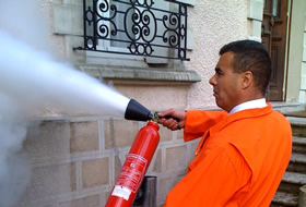 Formation à la manipulation d'extincteur Manipulation d'un extincteur