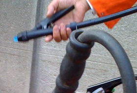 Gros plan sur manipulation d'extincteur Gros plan sur manipulation d'extincteur